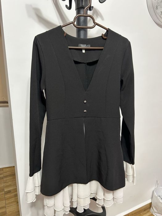 Rochie elganta cu voloane albe