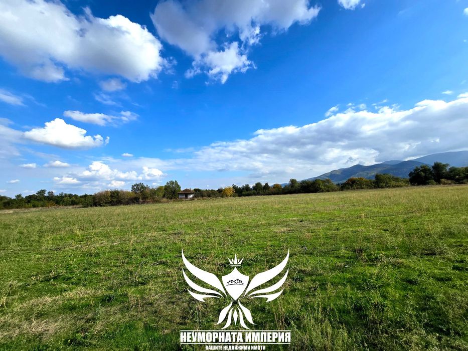 Продавам земя 3300кв.м. вътрешна линия след село Долнослав