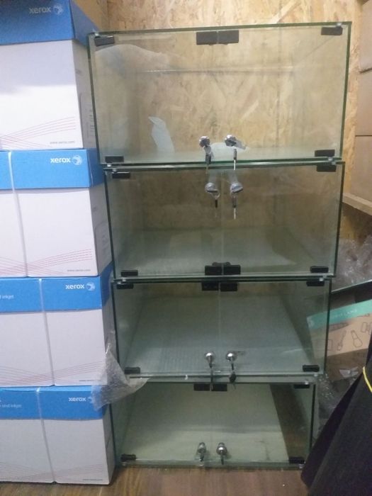 Vitrina sticla cu inchidere cheie