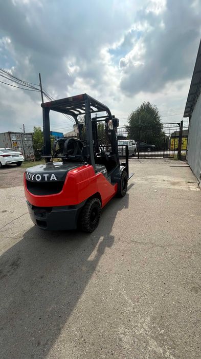 Вилочный погрузчик (кара)