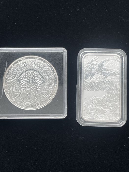 Сребърна монета и сребърно кюлче, всяко по 1 тройунция.