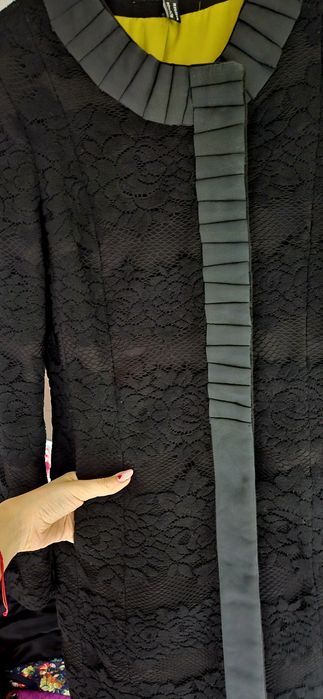 Palton de damă negru cu model floral tip dantelă și guler decorativ