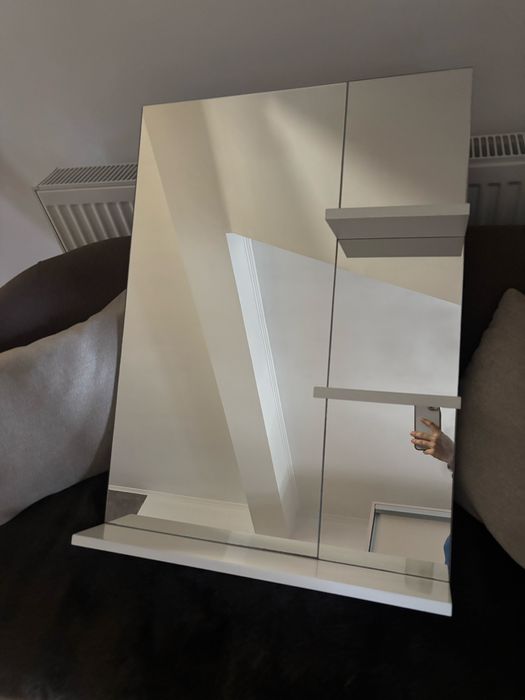 Oglinda cu polite albe