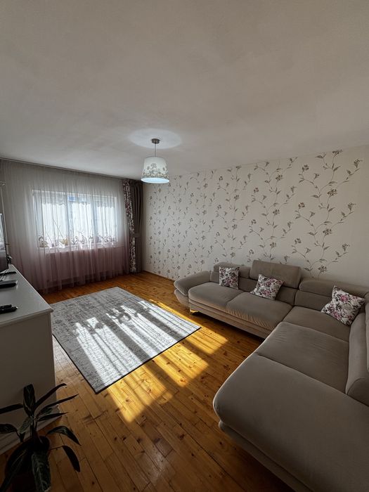 Inchiriez apartament cu 3 camere