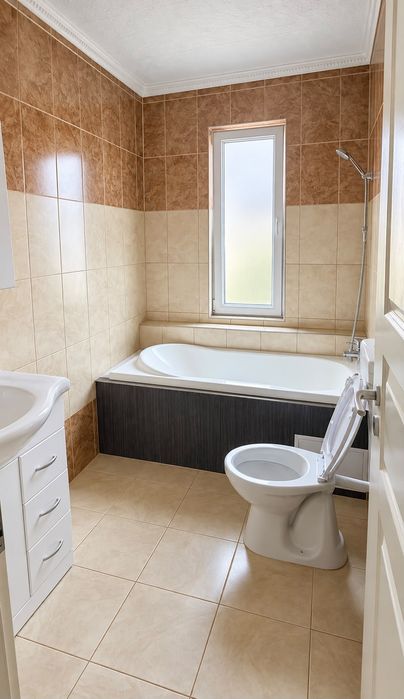Închiriez apartament cu 2 camere