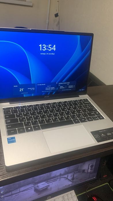 Продам современный ноутбук Acer i3 сумка мышка