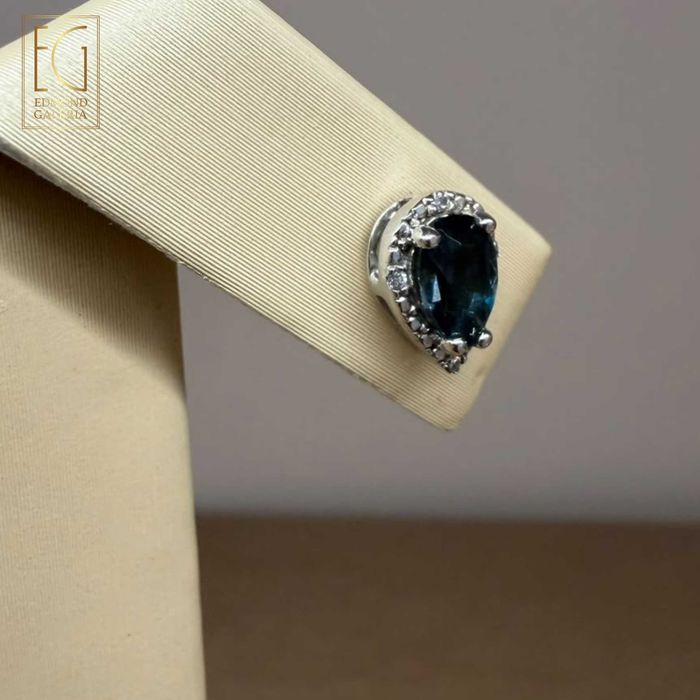 Pereche de cercei din aur alb, decorată cu topaze și diamante