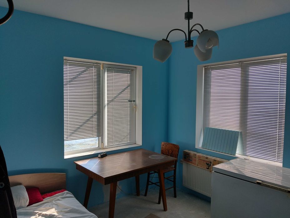 Продава тухлена къща с гараж