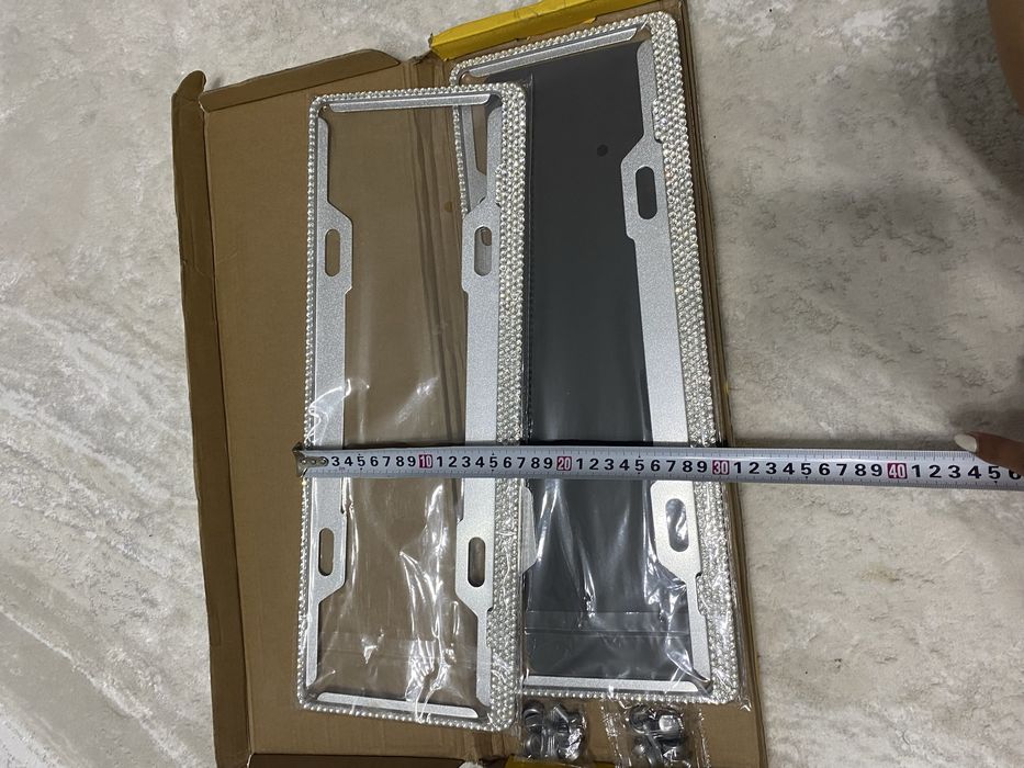 Подномерник блестящий со стразами