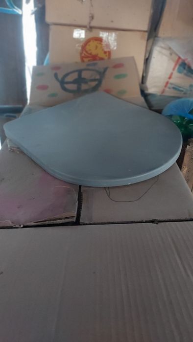 Серый настеный унитаз