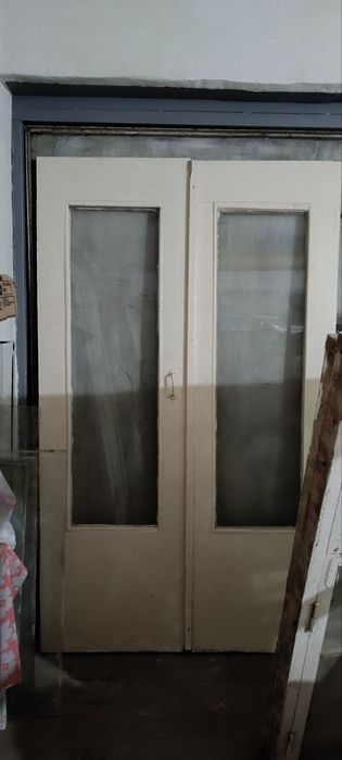 Двери,рамы оконные деревянные.