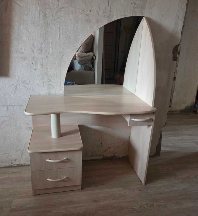 Стол с зеркалом в спальню