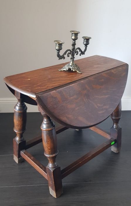 Măsuță veche pentru cafea