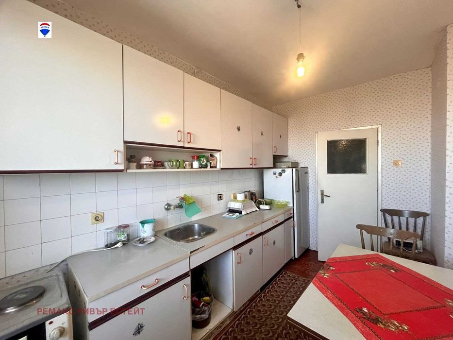 Тристаен апарамент за продажба кв. Родина 2