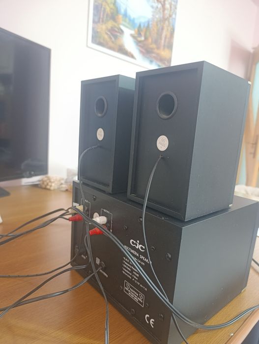 Vând boxe cu cablu „cjc“ foarte puțin folosite, în stare foarte bună!