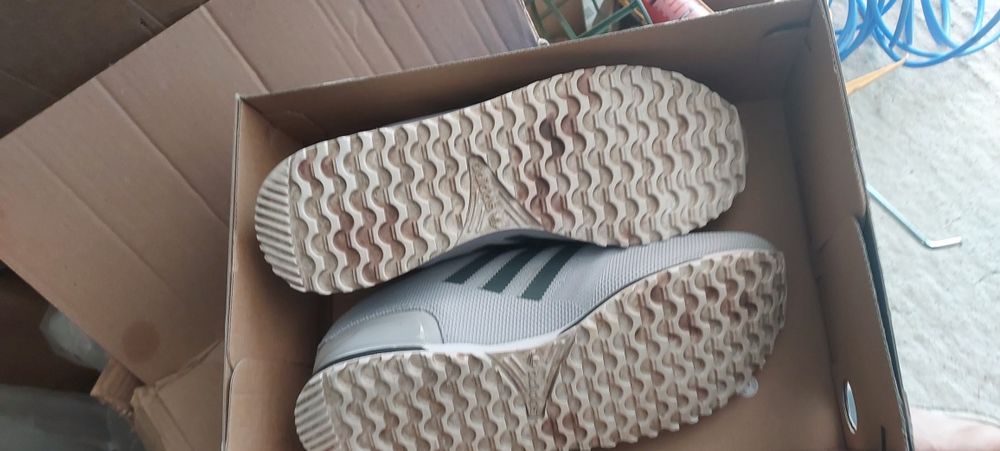 Vând incaltaminte barbati Adidas