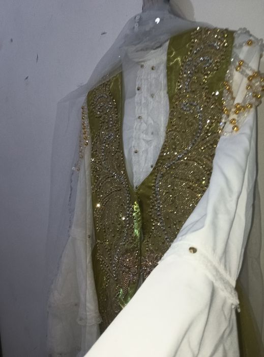 Ansamb kelin koʻylak sotiladi