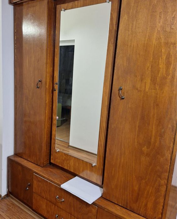 Голям дървен гардероб