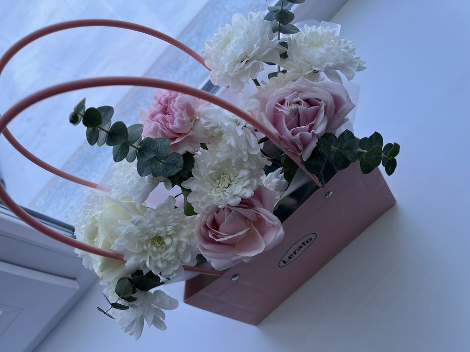 Цветы подарили сегодня