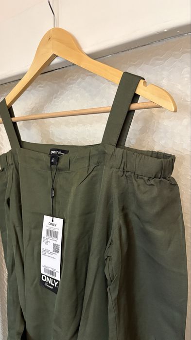 Рокля в зелено с голи рамена Only нова