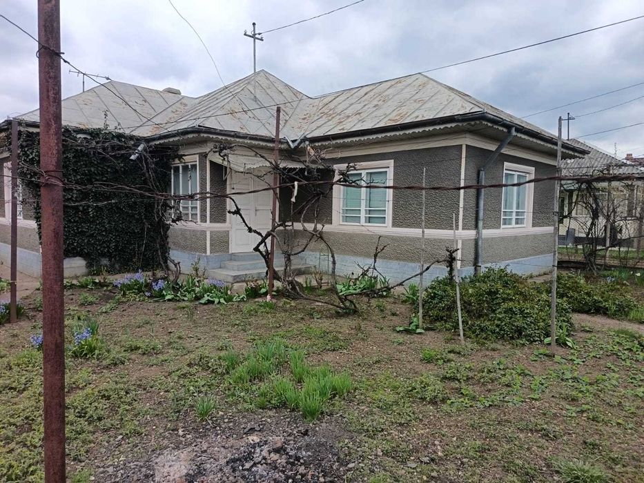 casa de vanzare din caramida in Roznov la iesirea spre P. Neamt