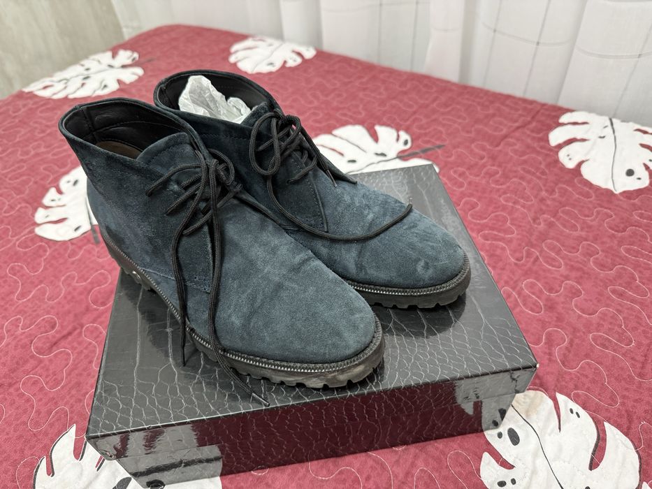 Продаю женские ботинки