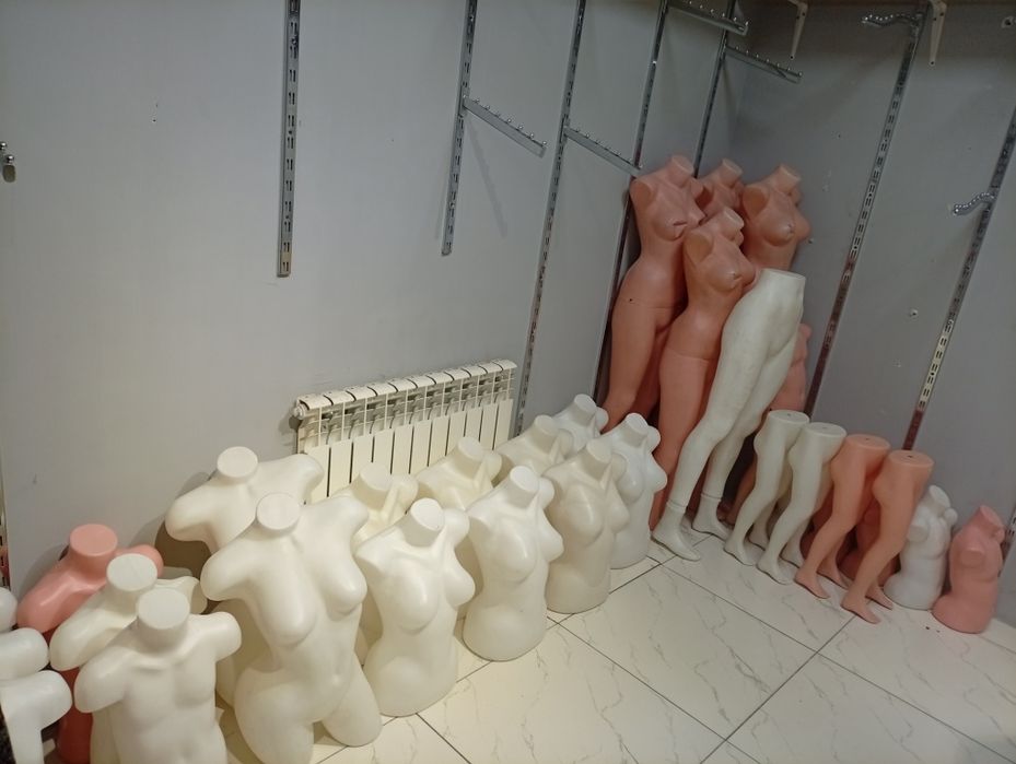 Kiyim kechak magazin uchun polkalar, vishelkalar va mebellar sotiladi