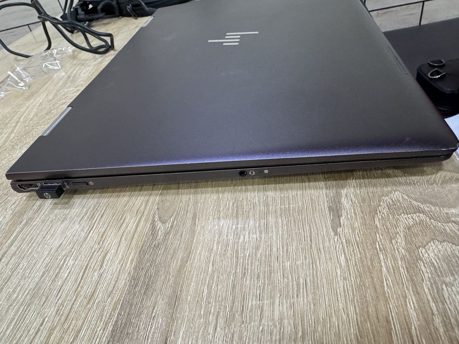 Продается ноутбук HP SPECTRE 15 x360 (i7-8705G/16G/256Gb/4G Radeon