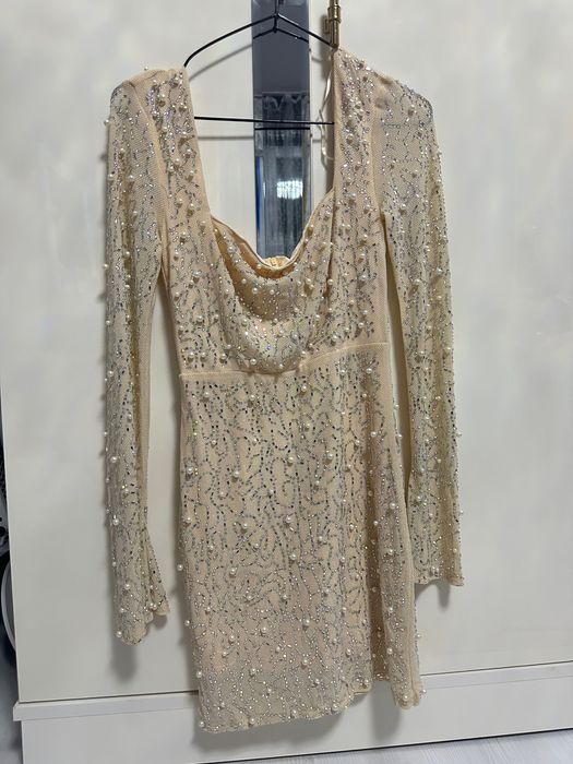 Рокля с перли бежов