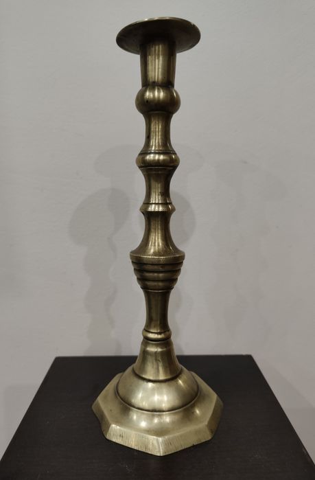 Холандски, винтидж , висок месингов свещник .