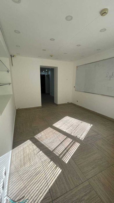 80 кв. м. под офис на цокольном этаже, в центре, ст. м. Дружба Народов