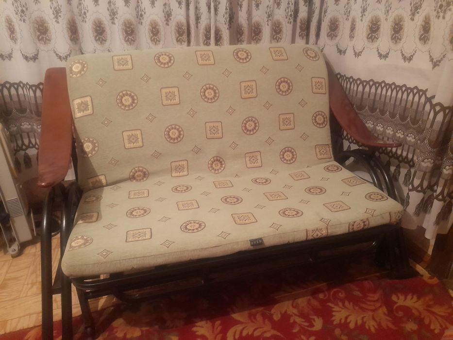 Продам диванчик не большой