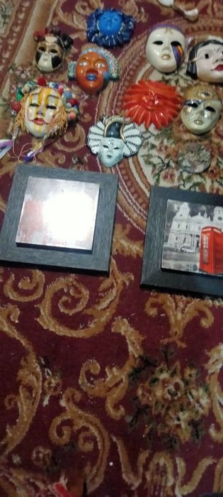 De vânzare  măști porțelan și diferite figurine și tablouri