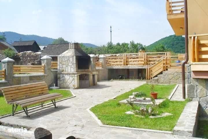 Pensiune 13 camere,750 mp, 2000 mp de teren, lac, Varatec