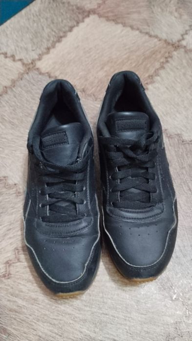 Продам кроссовки уни