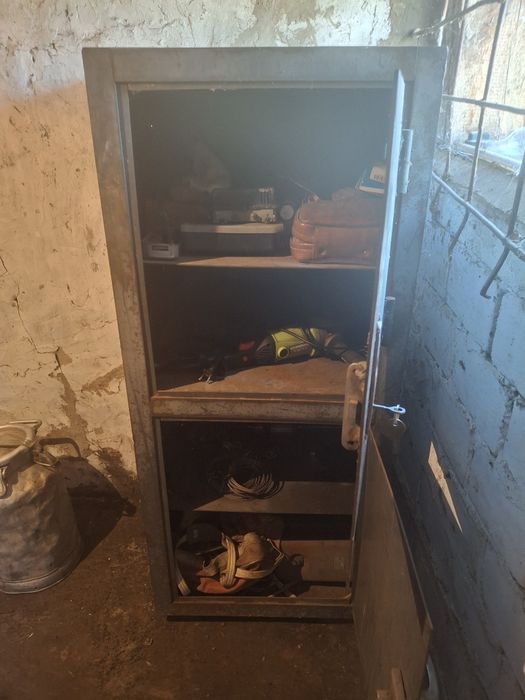 Продам сейф железный крепкий