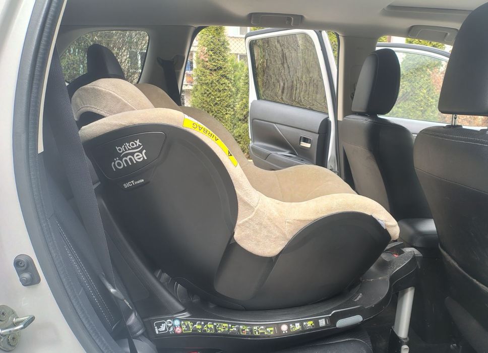 Britax Römer Dualfix i-Size 61–105 см, ISOFIX, 360° въртене + калъф