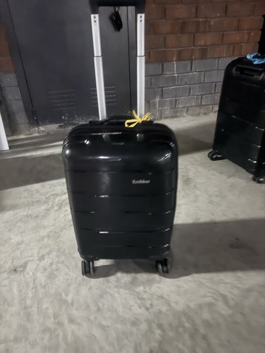Продам черный чемодан размера S