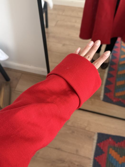 Красное утепленное пальто