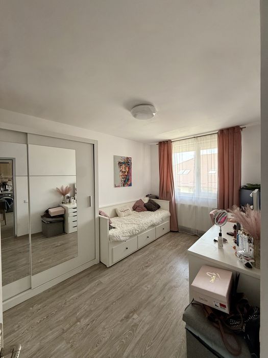 PROPRIETAR vând apartament cu 3 camere + parcare – Florești