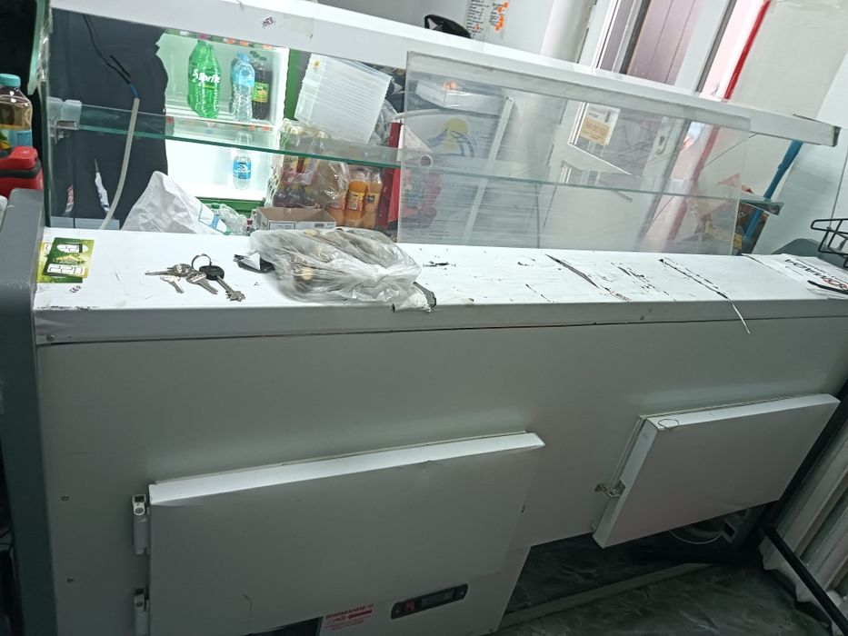 Продаю витринный холодильник