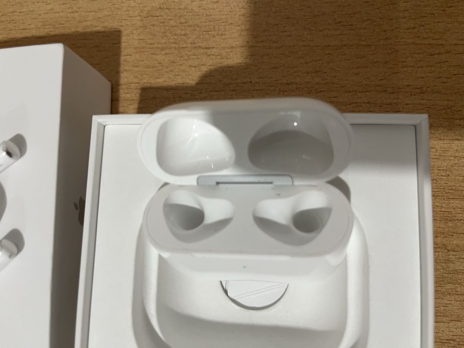 Продам наушники Airpods 3