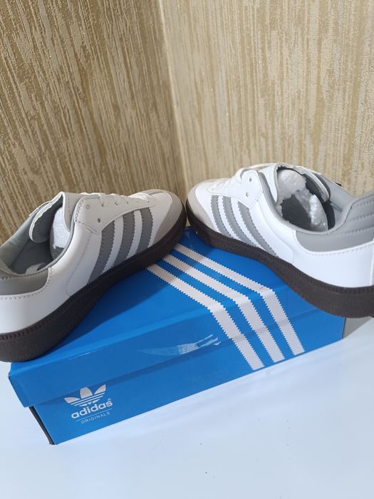 Женские кроссовки