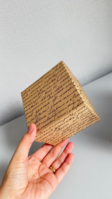 Подарочная коробка с лентой