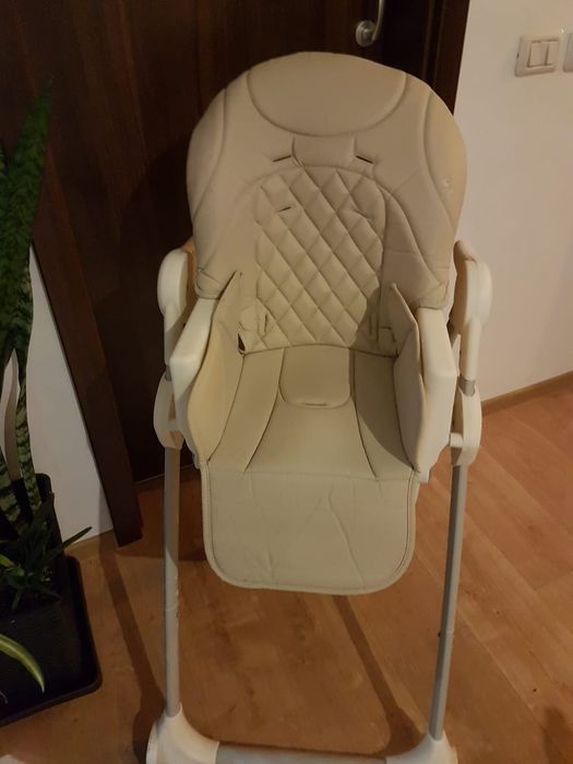 Scaun cu măsuță pt bebelaşi