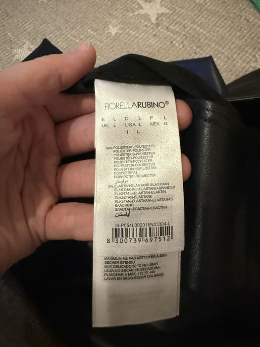 Ефектен дамски черен кожен клин