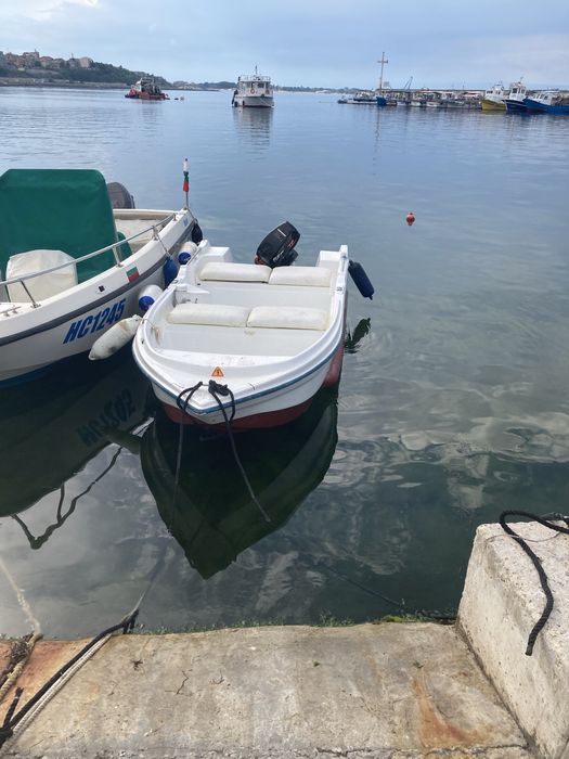 Продавам Лодка с двигател и колесар