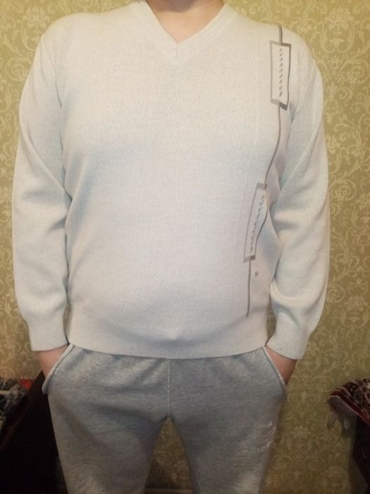 Мужские кофты разные цвета.