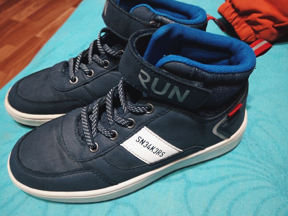 Продам осенние ботинки на мальчика