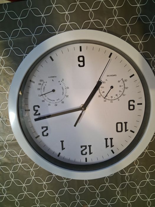 Ceas de perete cu indicator de temperatura si umiditate